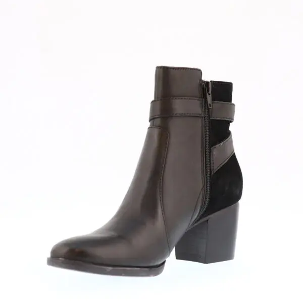 AW25_AETREX_AX-REBECCA_BLACK_03