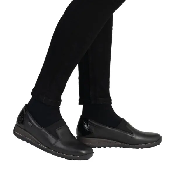 AW25_AW25_RIEKER_44291_BLACK00_RIEKER_44281_WINE-35_07